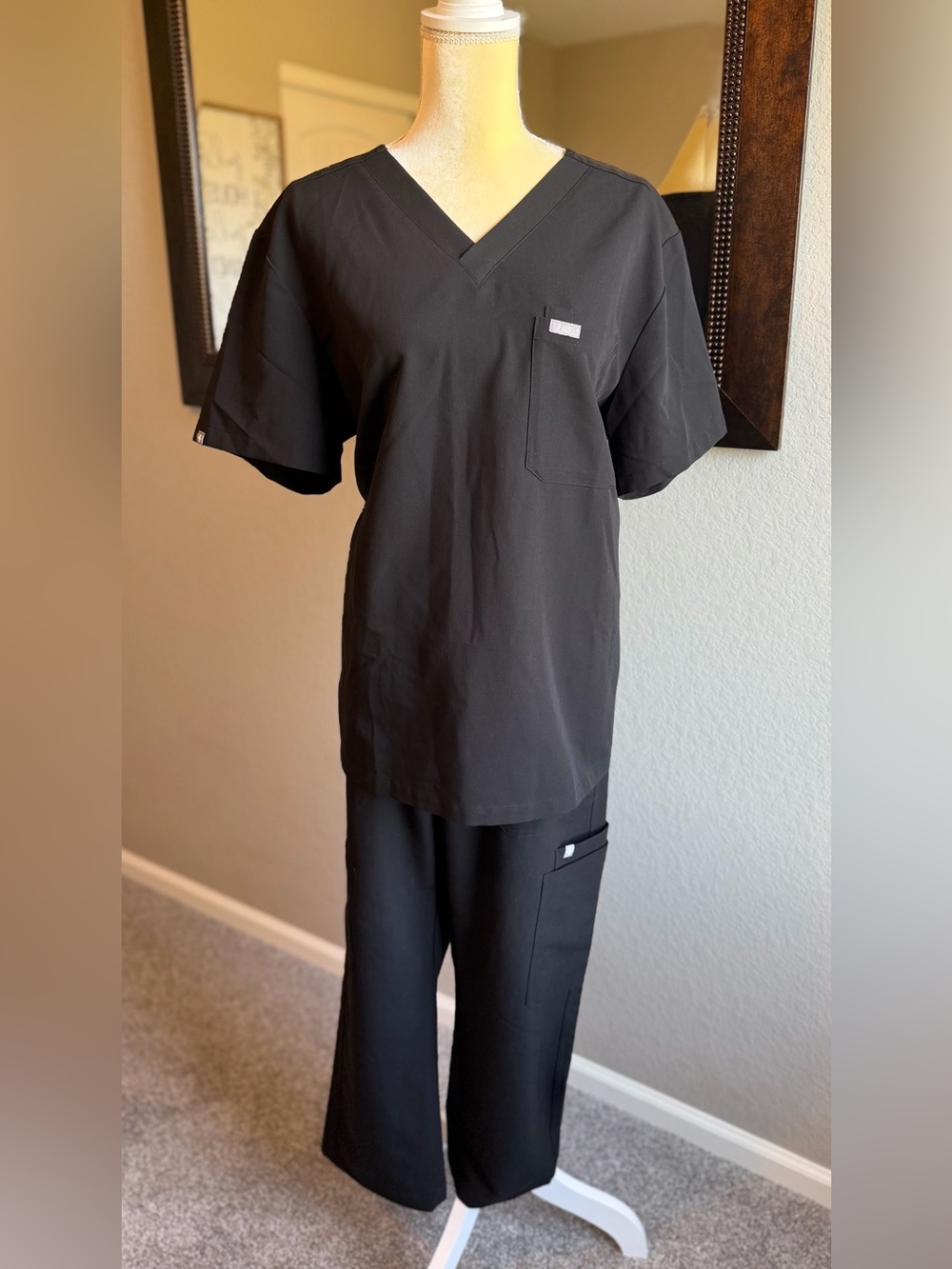 Unisex Figs Set Black V-Neck Short Sleeve Medical Top and Straight Leg Pants